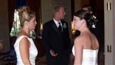 امرأة تتعرض لحملة غاضبة في زفاف ابنة زوجها (صور)