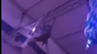 نهاية مروعة لشاب حاول استعراض مهاراته داخل ملهى ليلي (فيديو)