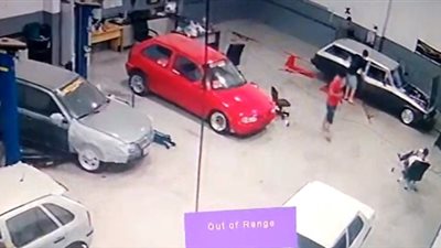 لقطات صادمة للحظة وفاة ميكانيكي داخل الورشة (فيديو)