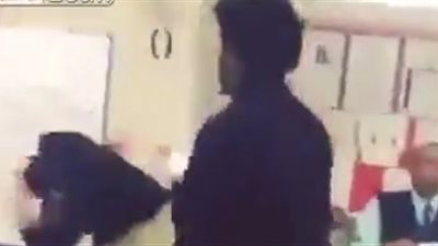 لحظة اعتداء طالب على زميله بالضربة القاضية أمام المعلم (فيديو)