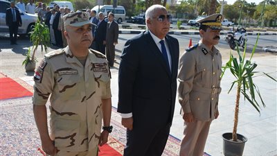 محافظ الوادي الجديد يضع إكليل الزهور على النصب التذكاري للشهداء (صور)