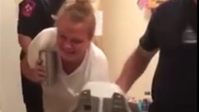 بالفيديو.. موقف محرج لامرأة علقت يدها داخل مرحاض