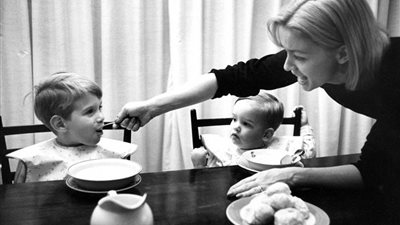 بالصور.. أجمل لحظات الأمومة حول العالم منذ 50 عاما