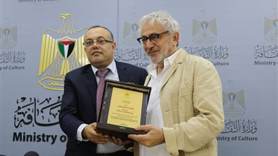 عاطف أبو سيف يكرم المخرج الفلسطيني العالمي إيليا سليمان