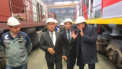 وزير النقل يتفقد مصنع عربات المترو بروسيا