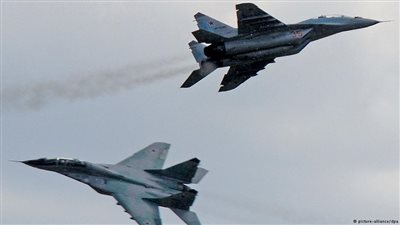 «الوضع في أوكرانيا».. إسقاط طائرتين حربيتين شرق البلاد.. ميركل تتهم روسيا والانفصاليين بعدم التعاون حول التحقيق في سقوط الطائرة الماليزية.. وتؤيد فرض عقوبات على روسيا.. ودعاوى وقف إطلاق النا