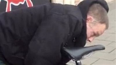 بالفيديو والصور.. لص وقح يسرق دراجة رغم مواجهته