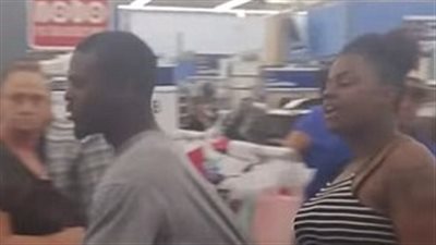بالفيديو والصور.. مشاجرة بين رجلين في «سوبر ماركت» بسبب زوجتيهما