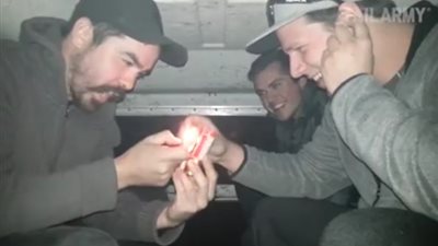 بالفيديو.. التهور يعرض أشخاصا لسقطات مروعة