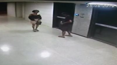 رد فعل حسناء لحظة اعتداء لص عليها وسرقتها (فيديو)