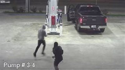 لحظة اعتداء لصين على امرأة وسرقة سيارتها (فيديو)