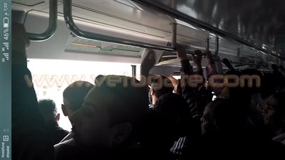 بالصور.. المترو يسير بأبواب مفتوحة من محطة الشهداء إلى غمرة