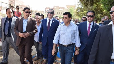 وزير الرياضة يفتتح ملعب مركز شباب الصف (صور)