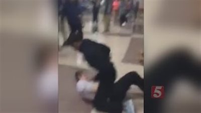 بالفيديو.. طالبة تعتدي على معلم وتصيبه بارتجاج في المخ