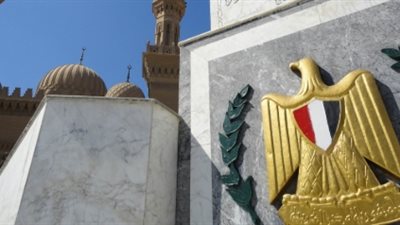 وضع إكليل من الزهور على النصب التذكاري بالشرقية