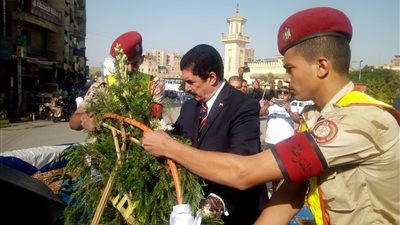 محافظ القليوبية يضع إكليلا من الزهور على قبر الجندي المجهول