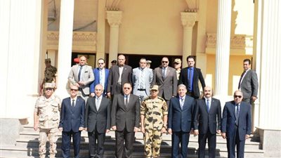 محافظ الشرقية ورئيس جامعة الزقازيق يزوران أبطال أكتوبر لتهنئتهم بذكرى الانتصار