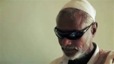 بالفيديو.. رد فعل مسن يمني عاد إليه بصره