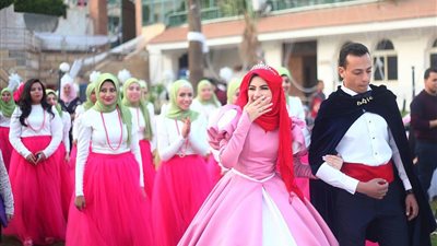 بالصور.. شاب يصيب حبيبته بالصدمة أمام عائلتها وأصدقائها