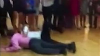 بالفيديو.. «هزار» يتسبب في سقوط مروع لشابين بحفل زفاف