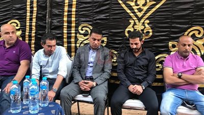 جهاز المنتخب في الفيوم لتعزية سيد معوض في وفاة والده