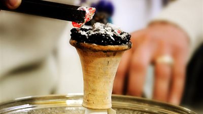 شاهد.. حفلة تدخين وشيشة لفتيات تثير غضب السعوديين