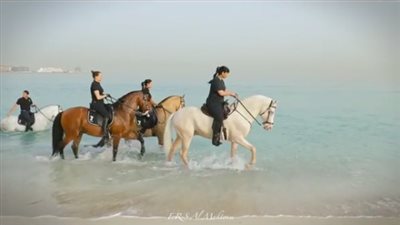 بالفيديو والصور.. أميرات دبي يستعرضن مهاراتهن في ركوب الخيل
