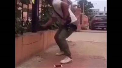 بالفيديو.. لحظة سرقة شاب بطريقة لا تخطر على البال