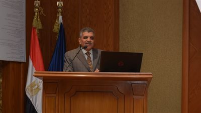 رئيس قناة السويس يستعرض تطوير وهيكلة شركات الهيئة