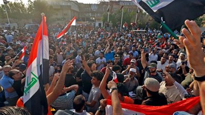 تحت شعار «إيران برة برة.. بغداد تبقى حرة».. العراق ينتفض ضد «الفساد والاحتلال الفارسي».. نظام الملالي يستخدم ميليشياته للسيطرة على الغضب الشعبي.. ومخاوف من وضع القوات المسلحة العرا