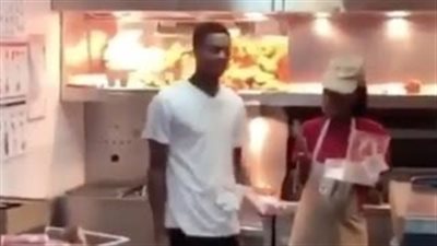 شاهد.. ماذا فعل زبون غاضب داخل مطعم بسبب وجبته غير الناضجة