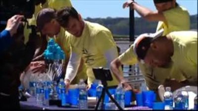 بالفيديو.. شاب يحقق رقما قياسيا بأكل 225 قطعة حلوى في 5 دقائق