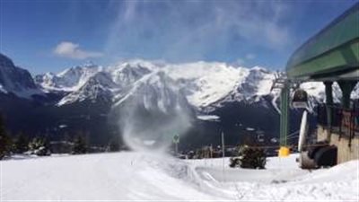 بالفيديو.. لحظة التهام زوبعة ثلجية أحد المتزلجين