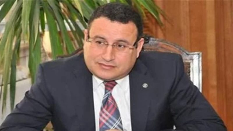 الدكتور عبد العزيز