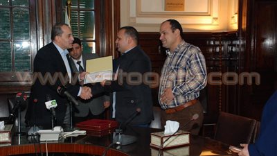 بالصور.. عصام فايد يهدى درع الزراعة لحمادة جعفر تقديرا لوطنيته