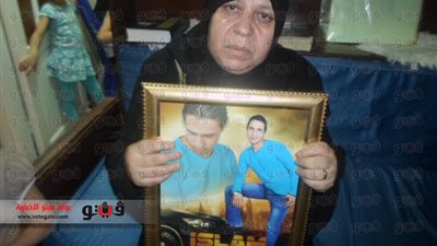 بالفيديو.. والدة ضحية تعذيب قسم الرمل: مخبر ضرب ابني بالعصا على رأسه داخل سيارة الترحيلات.. نجلي أصيب بنزيف في المخ أفقده الوعي.. عرفت بموته من مواطنين أمام القسم.. وأقول للسيسي :عايزة حق إسلام يا ريس