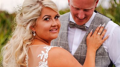 عروس تستخدم رماد جثة والدها كأظافر صناعية (صور)