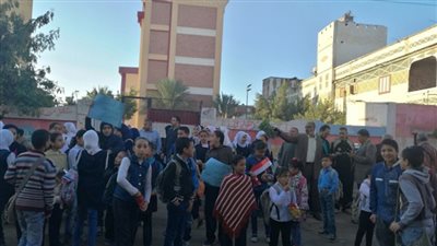 مظاهرة طلابية احتجاجا على نقل مدير مدرسة في الشرقية