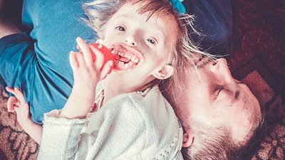 طفلة تتمكن من الضحك لأول مرة بفضل عملية استغرقت 11 ساعة (صور)