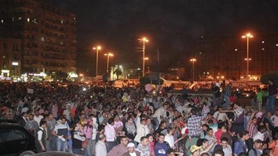 متظاهرو رمسيس يبعدون كبار السن والفتيات عن الاشتباكات