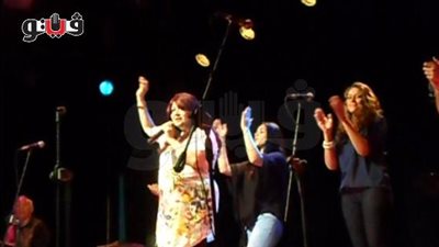 بالفيديو.. إيمان يونس تشدو بـ«بنات كتير بيغيروا مني»