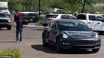 موقف محرج لرجل بسبب سيارة تسير بدون سائق (فيديو وصور)