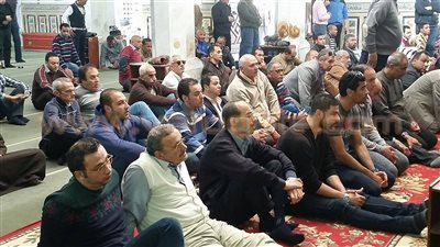 بالصور.. محافظ بورسعيد ونجوم الكرة يؤدون صلاة الجنازة على «حسن مختار»