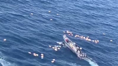 مهربو مخدرات ينقذون ضباط شرطة من الغرق (فيديو وصور)