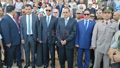 محافظ شمال سيناء يضع إكليل الزهور على قبر الجندي المجهول (صور)