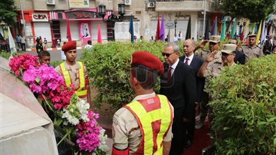 محافظ قنا يضع إكليل الزهور أمام النصب التذكاري (صور)