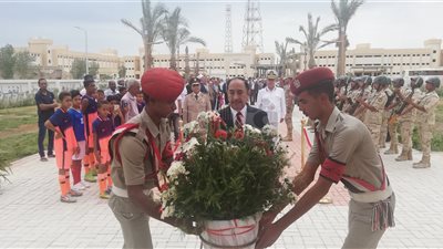 سكرتير عام البحر الأحمر يضع الزهور على قبر الجندى المجهول (فيديو)