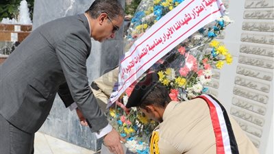 محافظ سوهاج يضع إكليل الزهور على النصب التذكاري