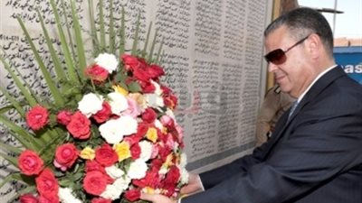 محافظ بني سويف يضع إكليل الزهور على قبر الجندي المجهول (صور)