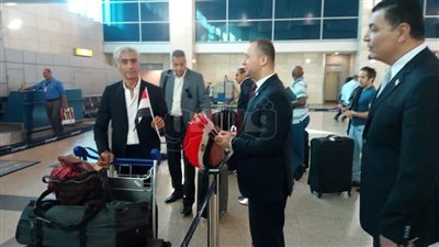 مطار القاهرة يوزع أعلام مصر على المسافرين بمناسبة ذكرى نصر أكتوبر